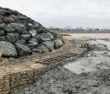 Prise de vue des gabions en phase d’installation en pied d’ouvrage